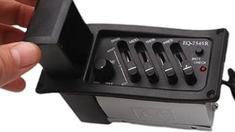 Mở khay pin của bộ EQ để kiểm tra tình trạng pin