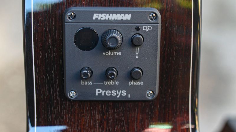 Cận cảnh bộ EQ tích hợp trên thân đàn guitar giúp điều chỉnh bass, mid, treble và âm lượng