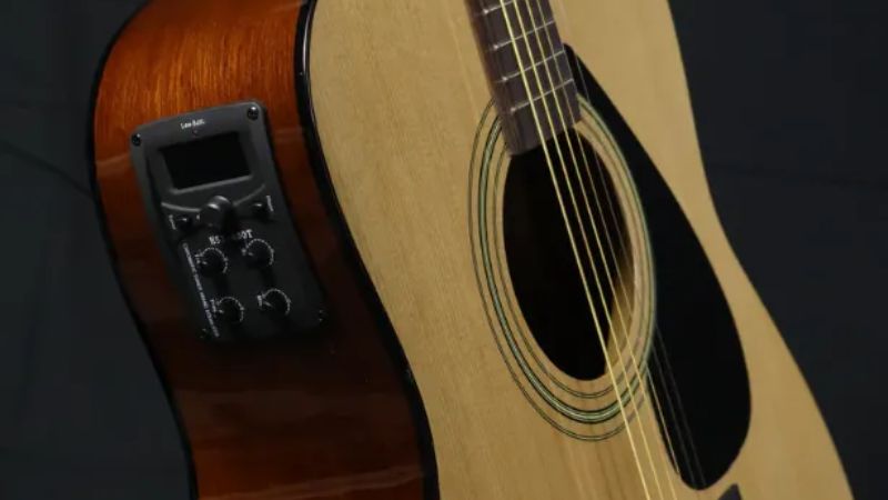 bộ EQ tích hợp sẵn trên hông đàn guitar acoustic-electric của Yamaha