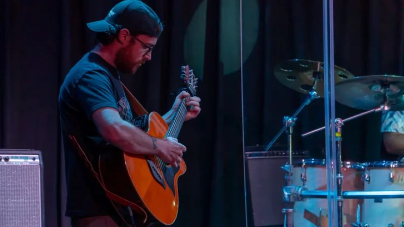 Biểu diễn guitar với bộ EQ tinh chỉnh giúp cân bằng âm thanh trong không gian lớn