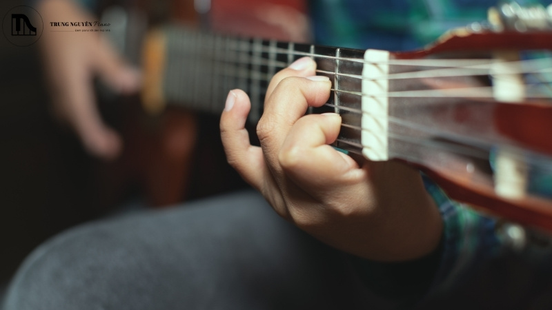 Có nên thay dây Acoustic vào đàn Classic? Cảnh báo hư hỏng vĩnh viễn 5 Biện pháp thay thế và tối ưu cho đàn guitar