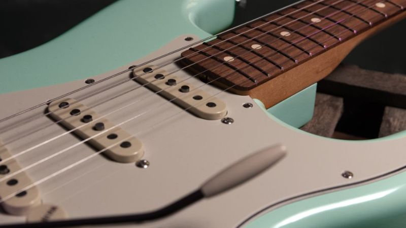 Không thể dùng dây guitar điện cho guitar bass vì khác biệt về độ dày và chiều dài