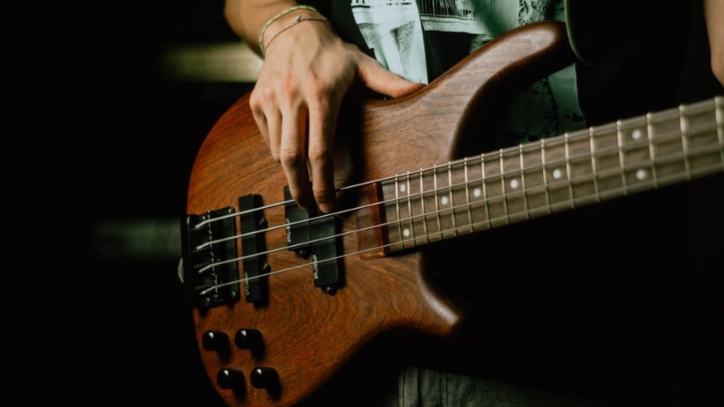 Guitar Bass là gì: Cấu tạo, vai trò & cách chọn cho người mới 3 Âm thanh của guitar bass thường được mô tả là dày, ấm và vững chắc