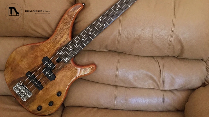 Guitar Bass là gì: Cấu tạo, vai trò & cách chọn cho người mới 5 Dây đàn bass dày và nặng hơn đáng kể so với dây guitar điện để tạo ra âm thanh trầm