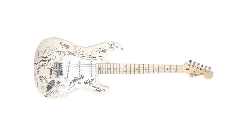 Cây Fender Stratocaster trắng với chữ ký của 19 nghệ sĩ huyền thoại vì mục đích nhân đạo