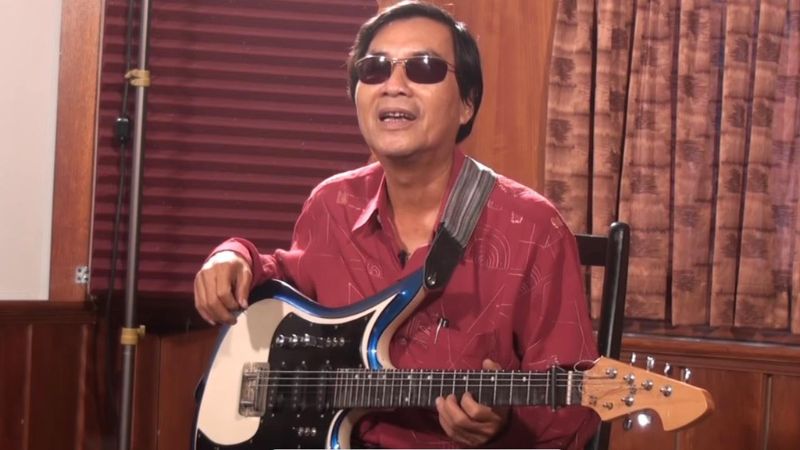 Guitar điện phím lõm là gì? Bí quyết chọn đàn vọng cổ, cải lương 3 Những nghệ sĩ lớn như Văn Giỏi điện phím lõm trên sân khấu truyền thống