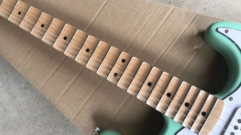 Guitar điện phím lõm là gì? Bí quyết chọn đàn vọng cổ, cải lương 5 Lau sạch dây và cần đàn bằng vải mềm sau mỗi lần chơi để bảo vệ đàn khỏi mồ hôi, bụi bẩn