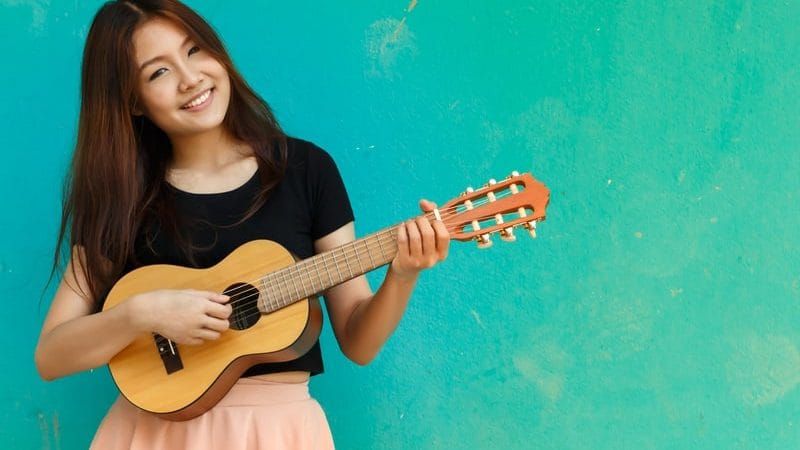 Guitalele giúp người mới bắt đầu học nhạc cụ dễ dàng làm quen nhờ kích thước nhỏ gọn và dây nylon mềm mại