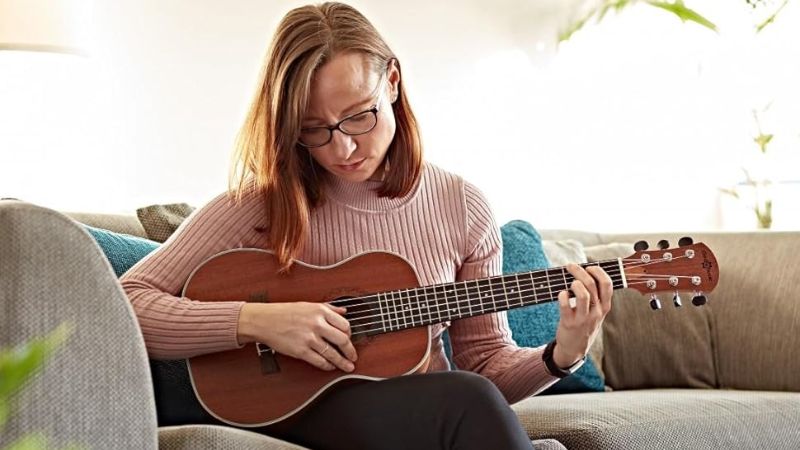 Kích thước nhẹ nhàng, gọn gàng giúp Guitalele trở thành “người bạn” đồng hành mọi nơi