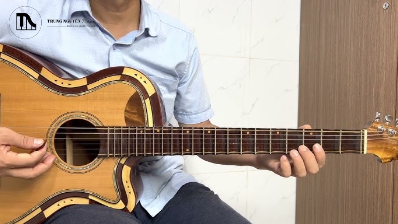 Cách cầm đàn và tư thế ngồi chuẩn