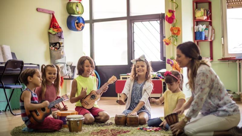 Học đàn Ukulele có khó không? Bí quyết biết chơi sau 2 tuần 5 Ukulele gắn kết mọi người, tạo không khí thân thiện và sôi động trong các buổi gặp mặt hay sinh hoạt cộng đồng