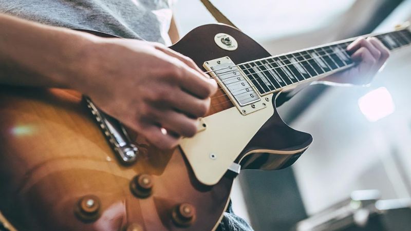 Học guitar điện thành công đòi hỏi sự kiên trì luyện tập từ người học