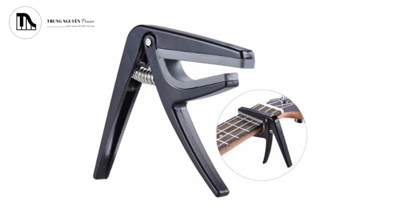 Kẹp đàn (capo) là một phụ kiện nhỏ gọn được dùng để kẹp lên cần đàn ukulele