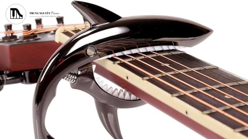 Kẹp gài là những loại capo có thiết kế nhỏ gọn chuyên dụng hơn