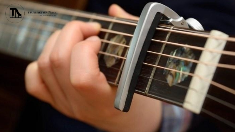 Một chiếc capo tốt phải có lực kẹp vừa đủ để giữ chặt dây đàn