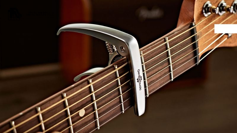 Sử dụng kẹp đàn Ukulele