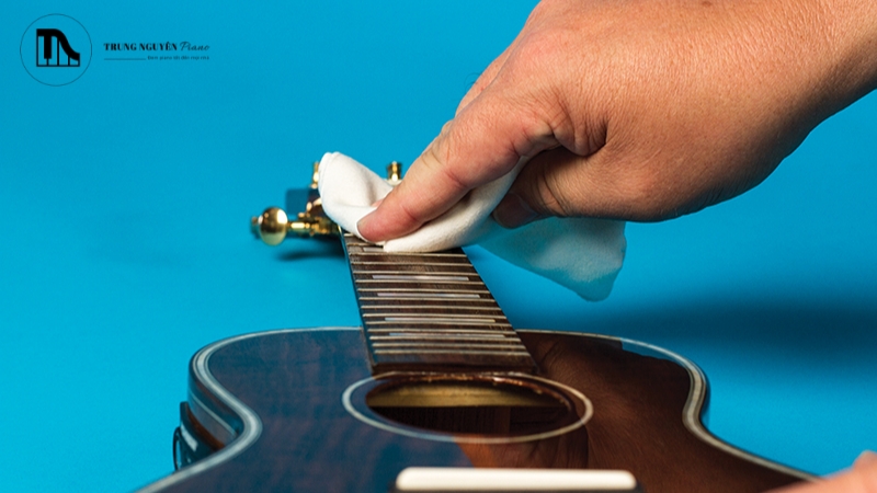 Vệ sinh đàn thường xuyên bằng khăn lau chuyên dụng