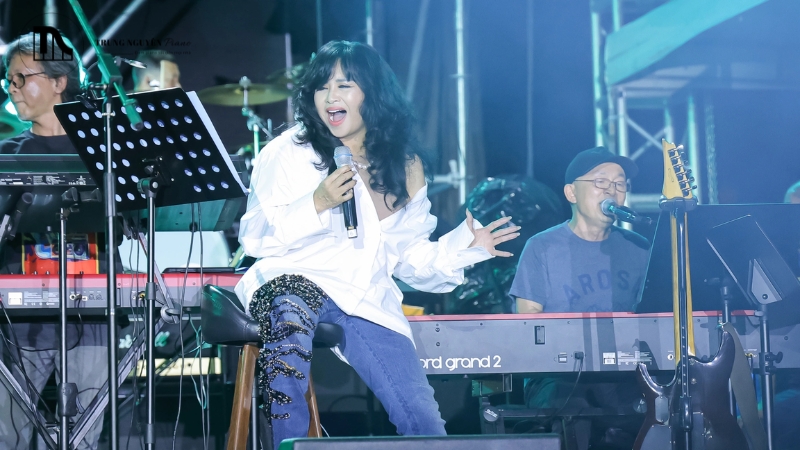 Keyboard có vị trí như thế nào trong band nhạc? | Giải đáp A-Z 8 Ca sĩ đang biểu diễn cùng keyboardist trên sân khấu