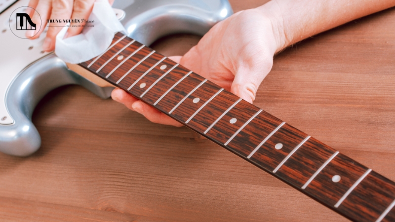 Action của đàn không phải là một hằng số mà có thể thay đổi do nhiều yếu tố tác động