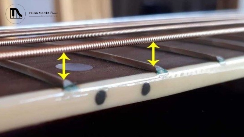 Cần đàn võng xuống sẽ làm action cao ở khoảng giữa cần