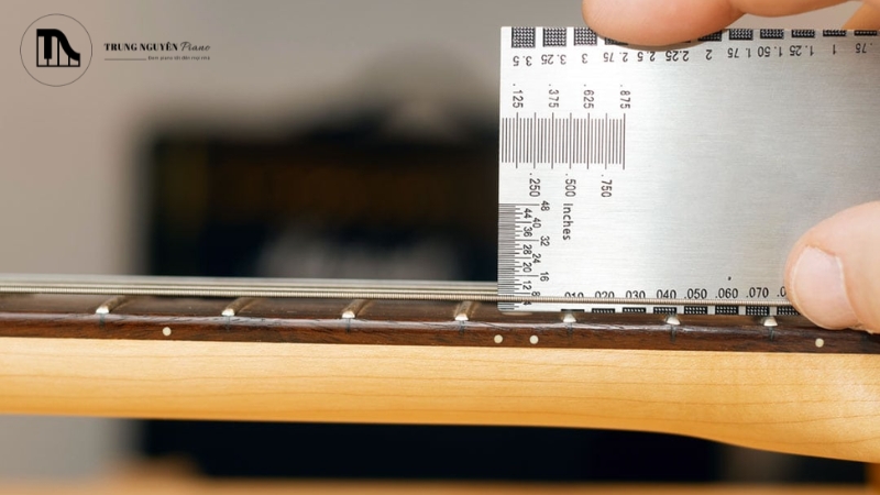 Action guitar là thuật ngữ dùng để chỉ khoảng cách từ đỉnh của phím đàn