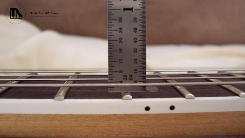 Action guitar là thuật ngữ dùng để chỉ khoảng cách từ mặt dưới của dây đàn đến đỉnh của phím đàn