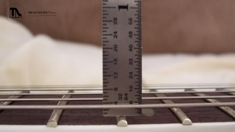 Thước đo action chuyên dụng (action gauge) hoặc thước kẹp.