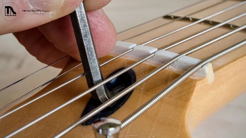 Bên trong cần đàn có một thanh kim loại gọi là Truss rod