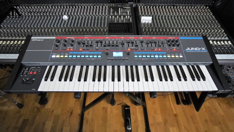 Làm chủ âm thanh Roland Juno-X: Hướng dẫn tùy chỉnh toàn diện 2 Các nút vặn và thanh trượt của Roland Juno-X cho phép bạn thay đổi âm thanh theo thời gian thực một cách trực quan