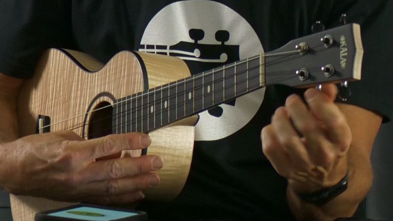 Khóa đàn ukulele bị vặn quá căng, cần xoay nhẹ từng chút để tránh đứt dây