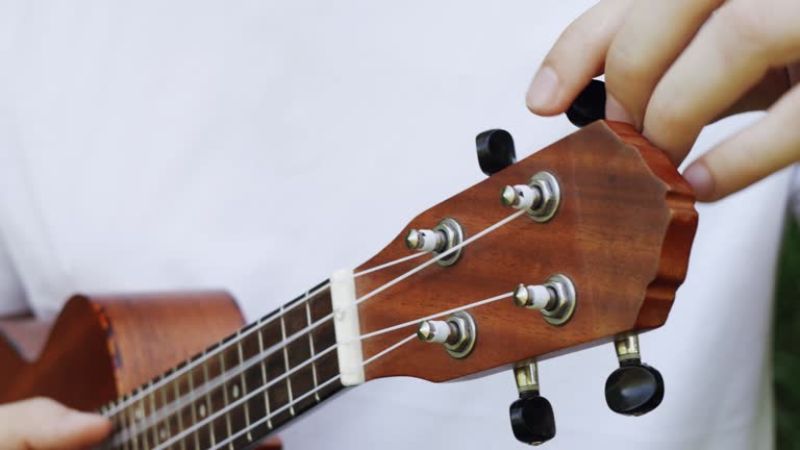 Tự lên dây bằng tai giúp bạn cải thiện khả năng nhận biết và phân biệt cao độ, làm tai nhạy hơn với âm nhạc