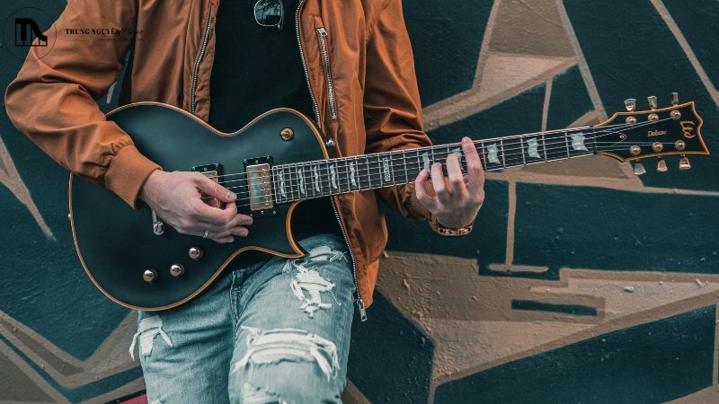 Luyện tập guitar điện thường xuyên