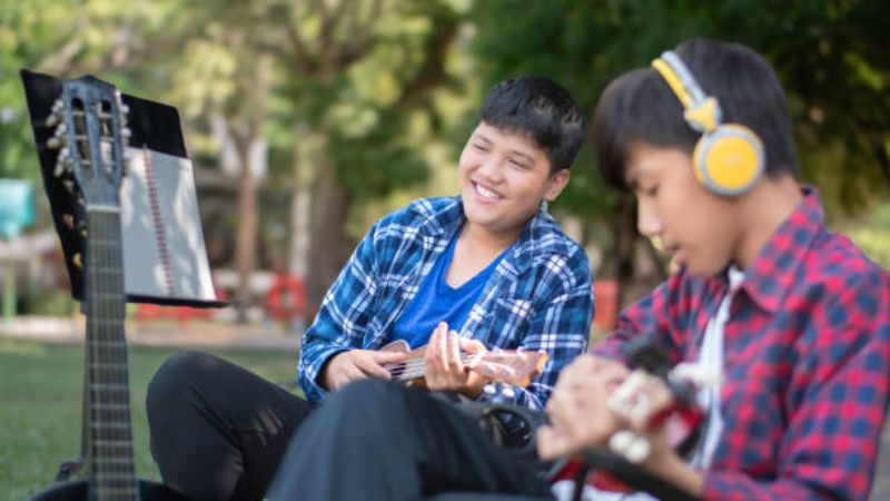 Guitar gắn kết bạn bè qua những buổi đàn hát, tạo kỷ niệm khó quên