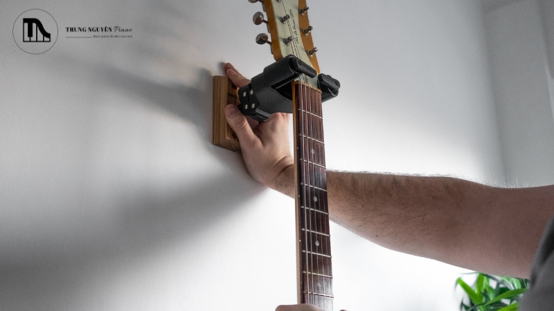 Sau khi lắp xong, hãy dùng tay tác động một lực vừa phải lên móc treo để kiểm