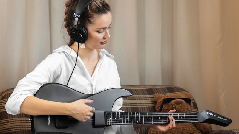 Guitar điện giúp người mới bắt đầu chơi dễ dàng và ít đau tay hơn