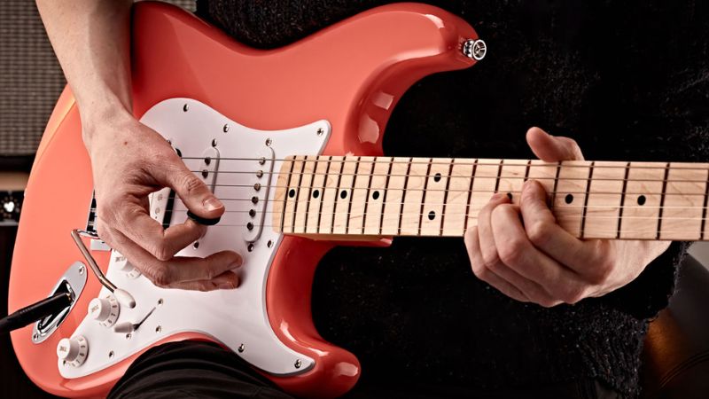 Squier thuộc Fender mang đến thiết kế guitar điện kinh điển giá dễ tiếp cận
