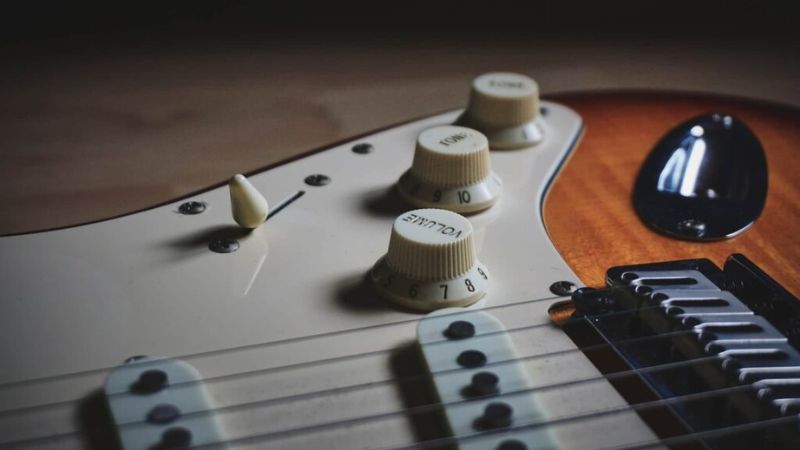 Khoảng giá 5–10 triệu đồng đủ để sở hữu trọn bộ guitar điện cho người mới