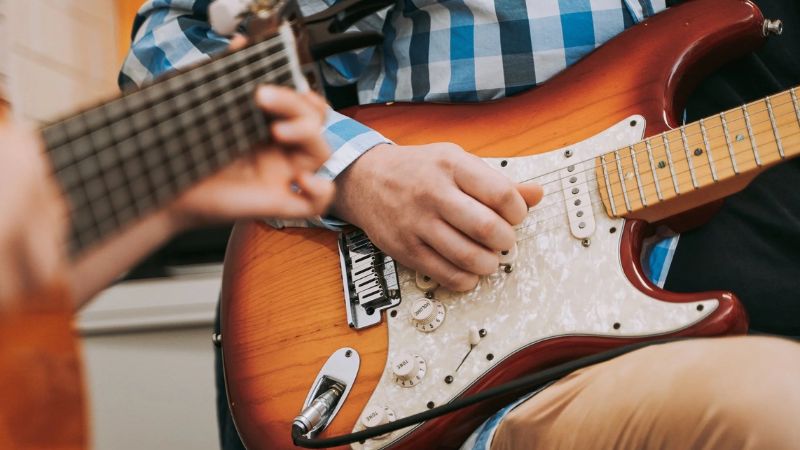 Học guitar điện qua giáo viên hoặc nền tảng trực tuyến đều có hiệu quả nếu kiên trì