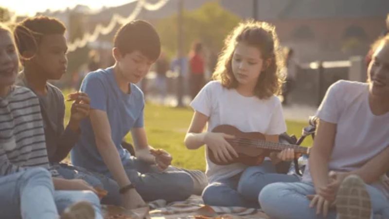 Mua đàn Ukulele ở đâu TPHCM? Hướng dẫn chọn đàn uy tín A-Z 1 Niềm vui và cảm hứng âm nhạc lan toả từ cây Ukulele đến từng thành viên trong nhóm bạn