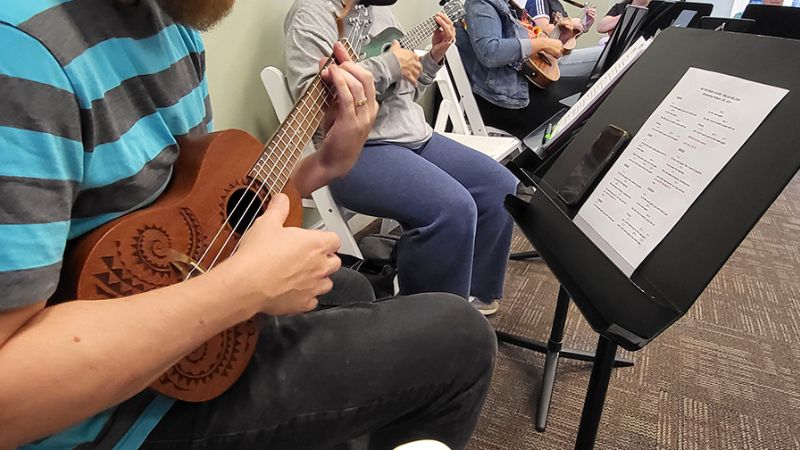 Mua đàn Ukulele ở đâu TPHCM? Hướng dẫn chọn đàn uy tín A-Z 3 Học viên tham gia lớp học Ukulele tổ chức ngay tại cửa hàng nhạc cụ uy tín