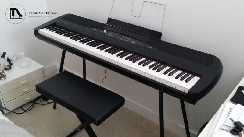 Với đàn piano, bạn chỉ cần nhấn một phím là sẽ có ngay một nốt nhạc đúng cao độ