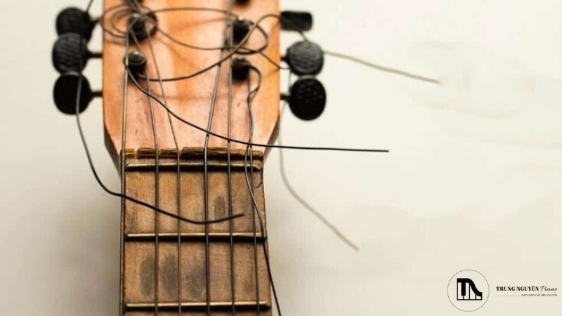 Các dấu hiệu đàn guitar bị ẩm