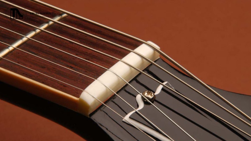 Phím đàn Guitar là gì? A-Z về cấu tạo, vai trò & âm thanh 2 Vị trí trên cần đàn và mặt phím (Guitar Neck, Fretboard)