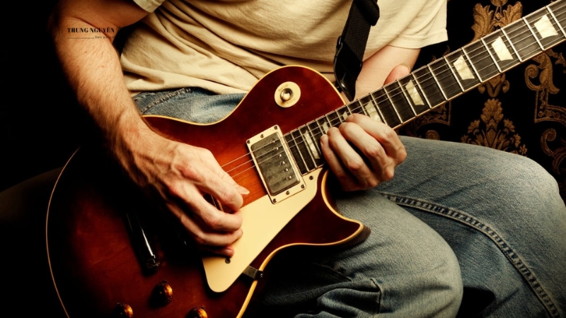 Phím đàn Guitar là gì? A-Z về cấu tạo, vai trò & âm thanh 4 Giúp người chơi xác định cao độ (Pitch) và bấm hợp âm (Chord) dễ dàng