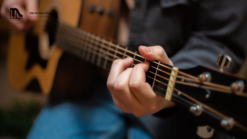 Phím đàn Guitar là gì? A-Z về cấu tạo, vai trò & âm thanh 5 Chất lượng của phím đàn và cách chúng được lắp đặt ảnh hưởng trực tiếp đến âm thanh