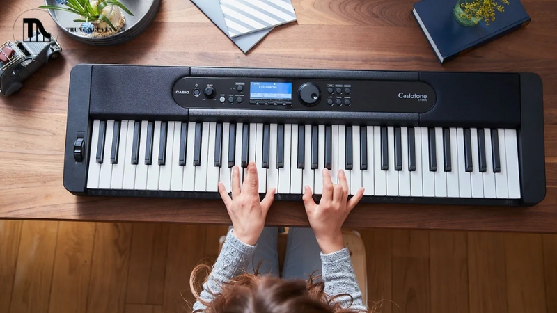Review CasioTone CT-S410 chi tiết: Trải nghiệm thực tế từ A-Z 4 Màn hình LCD hiển thị rõ ràng các thông tin cần thiết