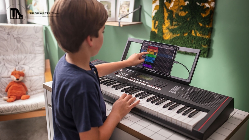 Review Roland E-X10: Keyboard nhỏ gọn, âm thanh hay cho người mới 4 E-X10 sử dụng bàn phím 61 phím dạng hộp (box-shape) làm từ chất liệu nhựa tiêu chuẩn