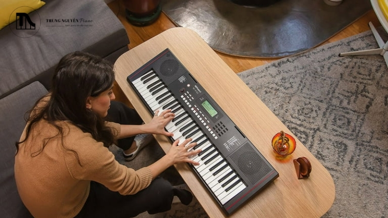 Review Roland E-X10: Keyboard nhỏ gọn, âm thanh hay cho người mới 5 Bảng điều khiển của E-X10 được thiết kế tối giản và logic