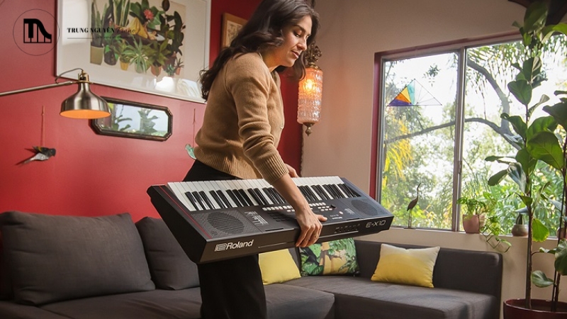 Review Roland E-X10: Keyboard nhỏ gọn, âm thanh hay cho người mới 3 Roland E-X10 thực sự là một cây keyboard di động, dễ dàng di chuyển đàn