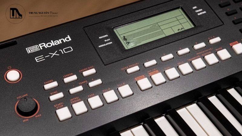 Review Roland E-X10: Keyboard nhỏ gọn, âm thanh hay cho người mới 9 Cảm giác phím của E-X10 rất nhẹ, không có sức nặng và phản lực như piano cơ